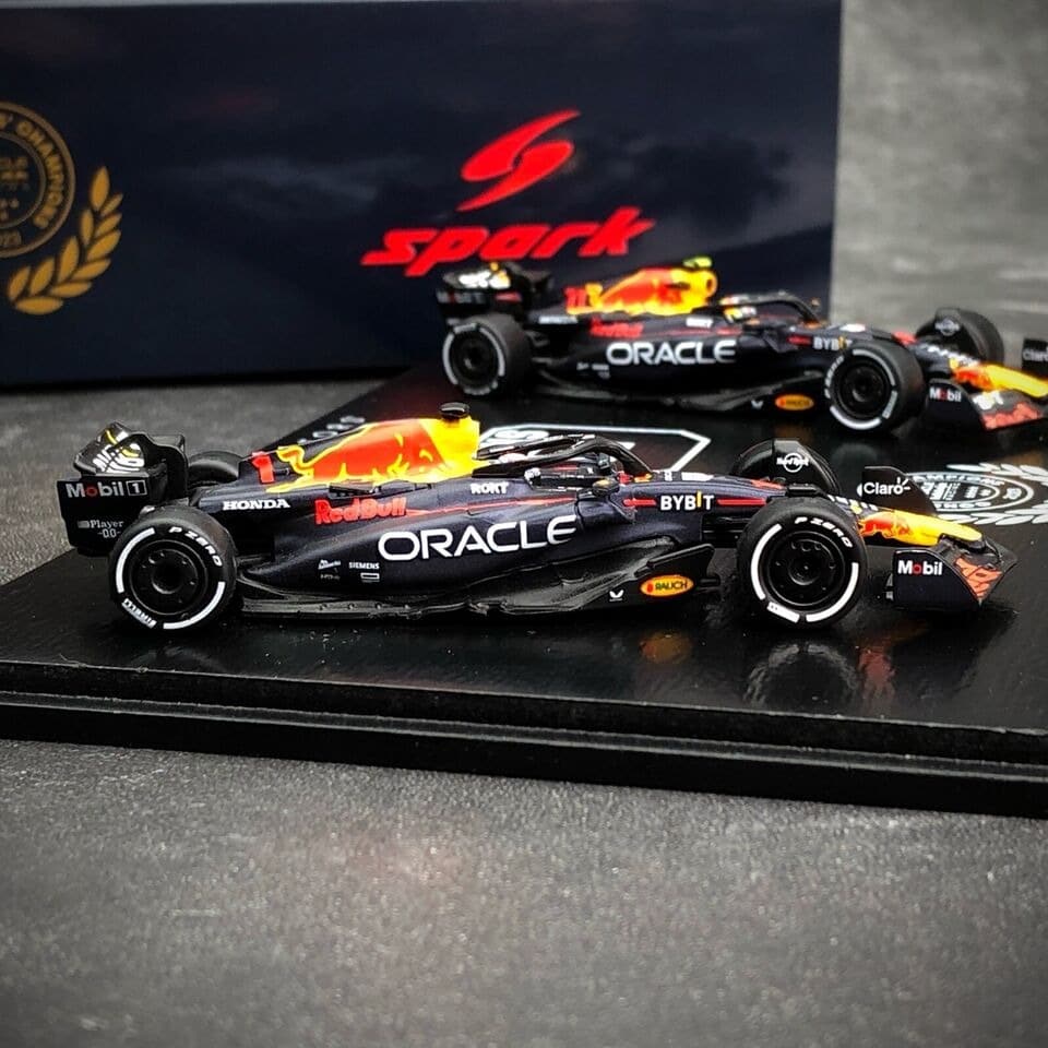 Set Spark Red Bull Racing Rb19 Max Y Checo 1/64